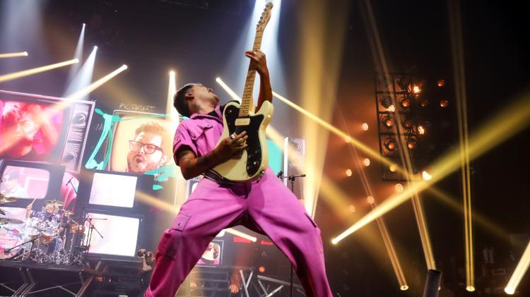 O guitarrista Koba no palco do primeiro show da Restart em oito anos