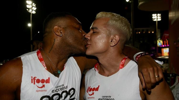 Ex-BBB Fred Nicacio beija o marido, Fábio Gelonese, no Camarote Expresso 2222, em Salvador 
