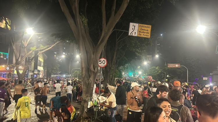 Dispersão da Parada do Orgulho LGBT+ em São Paulo; rua Consolação ao lado da Praça Rooselvelt com público na rua e nos bares