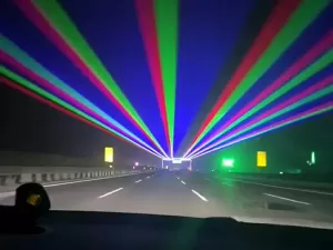 Arco-íris noturno: o que está por trás de vídeo de laser em rodovia chinesa