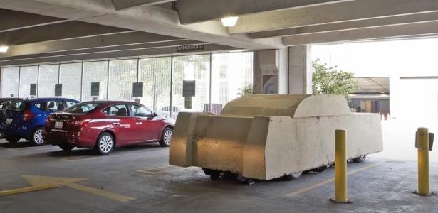 Por que Cadillac coberto por concreto está estacionado em garagem dos EUA