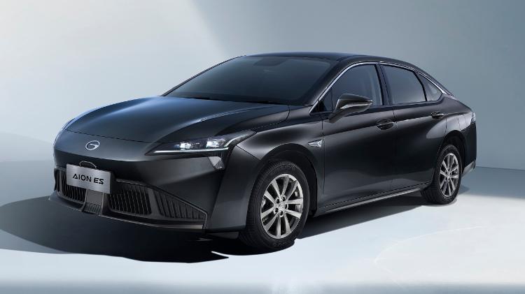 GAC Aion ES é consideravelmente maior do que sedãs como o Toyota Corolla GAC Aion ES é consideravelmente maior do que sedãs como o Toyota Corolla