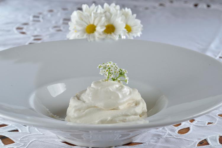 Sobremesa do menu "Abrindo Caminhos", do Bar da Dona Onça: merengue de mandioca, coco, mel nativo e nata Sobremesa do menu "Abrindo Caminhos", do Bar da Dona Onça: merengue de mandioca, coco, mel nativo e nata