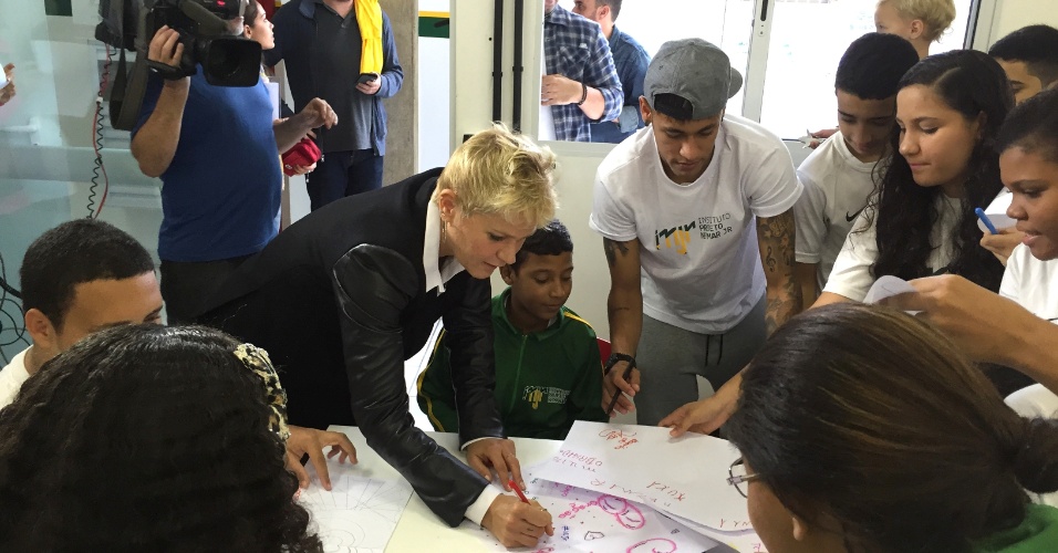 20.ago.2015 - Xuxa e Neymar conversam com crianças atendidas pelo Instituto Neymar Jr. durante visita de Xuxa ao projeto do atacante, na Praia Grande