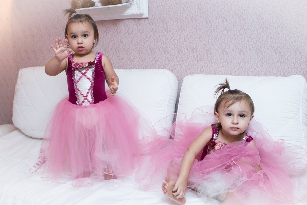 Maya e Kiara têm personalidades muito distintas, segundo a mãe. Enquanto a primeira faz o estilo reservada, a segunda é mais agitada. ?Elas também têm rotinas de sono bem diferentes. A Kiara dorme bem mais cedo. Já a Maya é nossa companheira na noite. Às vezes, já passou das 23h e ela ainda está acordada?, conta - Aline Arruda/UOL