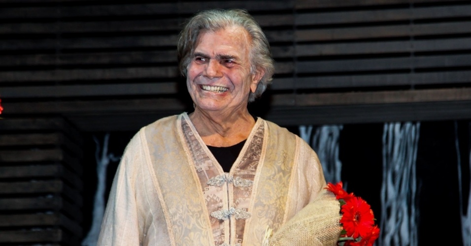 5.set.2015 - Tarcísio Meira agradece aplausos após o fim da apresentação de estreia de "O Camareiro", no Teatro Porto Seguro, em São Paulo