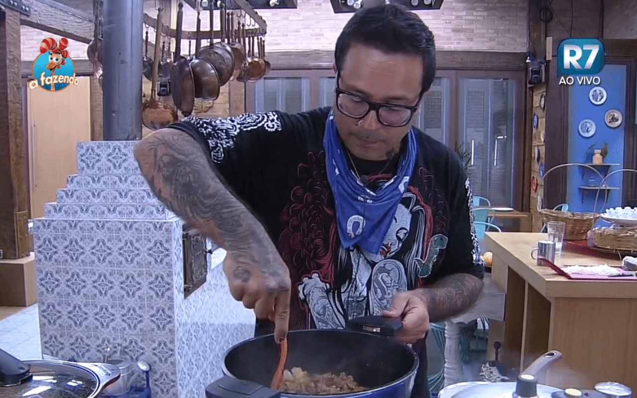 8.out.2015 - Edu K também se arriscou na cozinha e preparou carne com legumes - Reprodução/Record