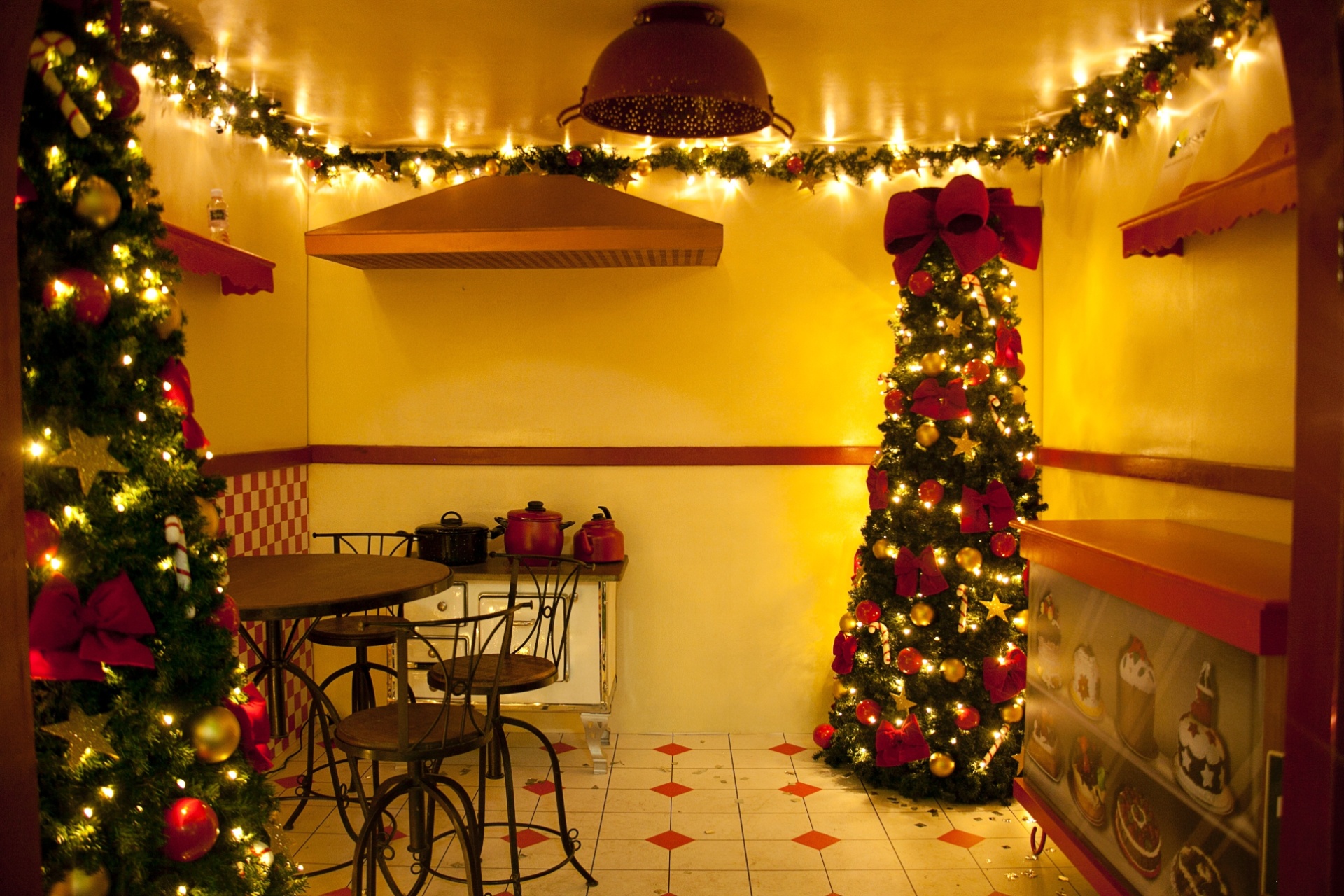 Na área interna do Shopping West Plaza, há uma cozinha cenográfica para que os clientes possam tirar fotos, atrás do trono de Papai Noel. A decoração interna inclui ainda uma grande árvore de Natal, de nove metros de altura. O shopping ainda tem uma exposição de presépios artesanais, no 2º piso do Bloco B. Onde: av. Francisco Matarazzo, s/n, Água Branca. - Divulgação