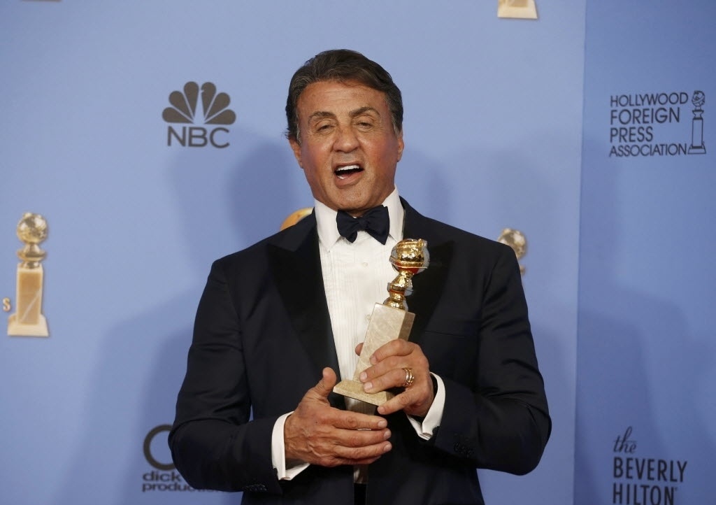 10.jan.2016 - Sylvester Stallone leva o Globo de Ouro 2016 na categoria melhor ator coadjuvante por "Creed" - REUTERS