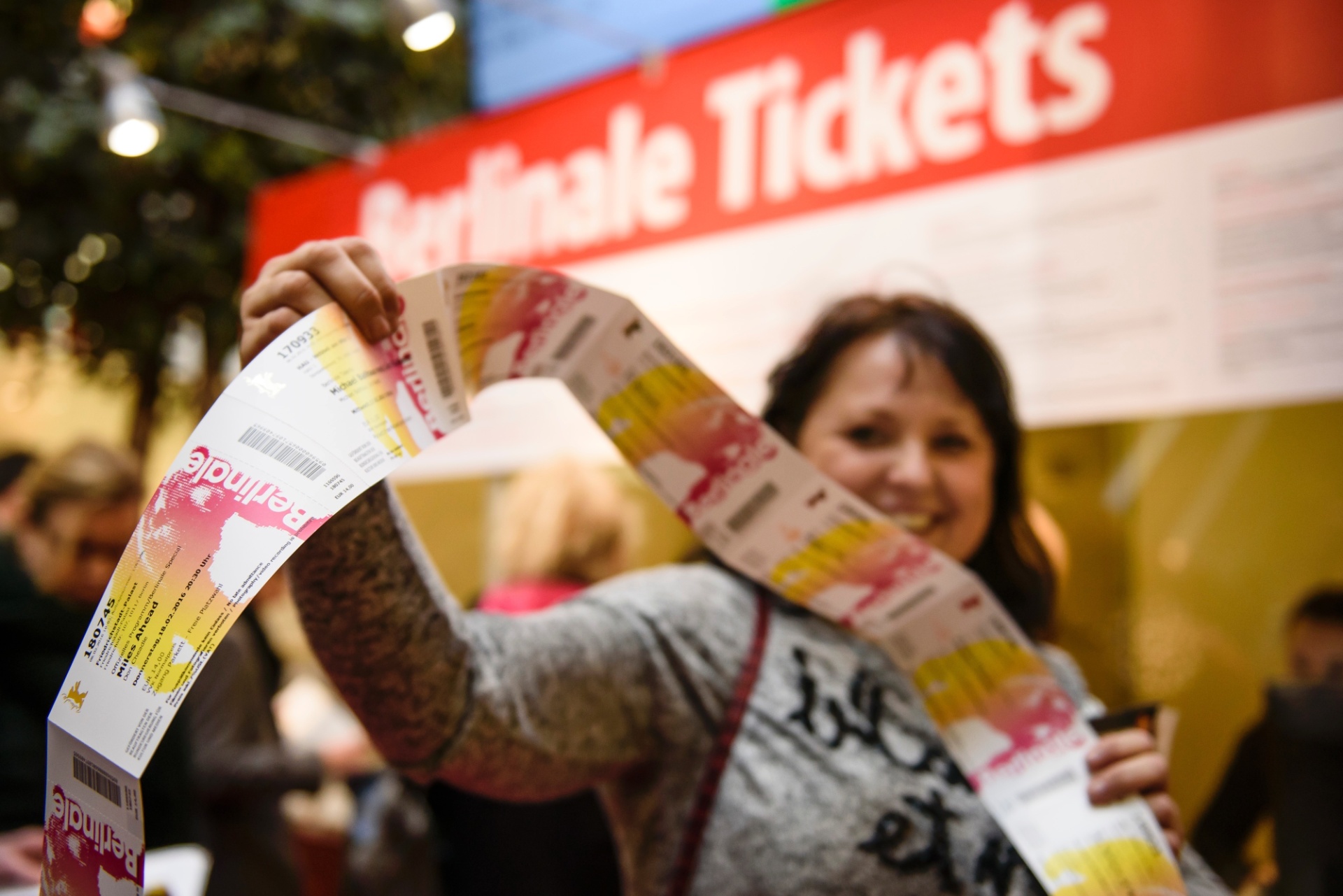 8.fev.2016 - Mulher exibe ingressos que comprou para o 66º Festival de Berlim. Com 18 concorrentes e mostras paralelas, o evento vai do dia 11 de fevereiro até o dia 21. - Clemens Bilan/Getty Images