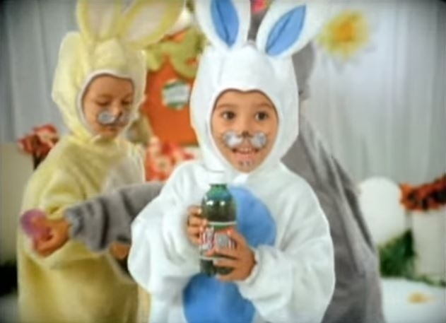 Felipe Machado, voz do Dollynho, como coelhinho da Páscoa em comercial da Dolly - Reprodução/YouTube