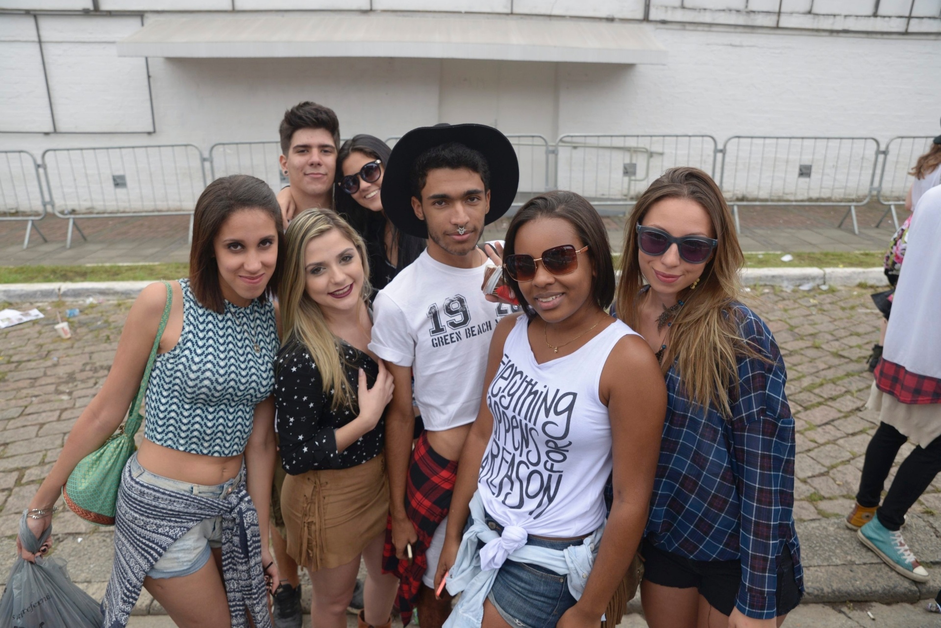 12.mar.2016 - Público aguarda na fila a abertura dos portões para o primeiro dia do Lollapalooza Brasil 2016 - Rafael Roncato/UOL
