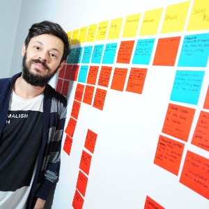 Nando Viana usa post-its para criar seus espetáculos - Junior Lago/UOL - Junior Lago/UOL