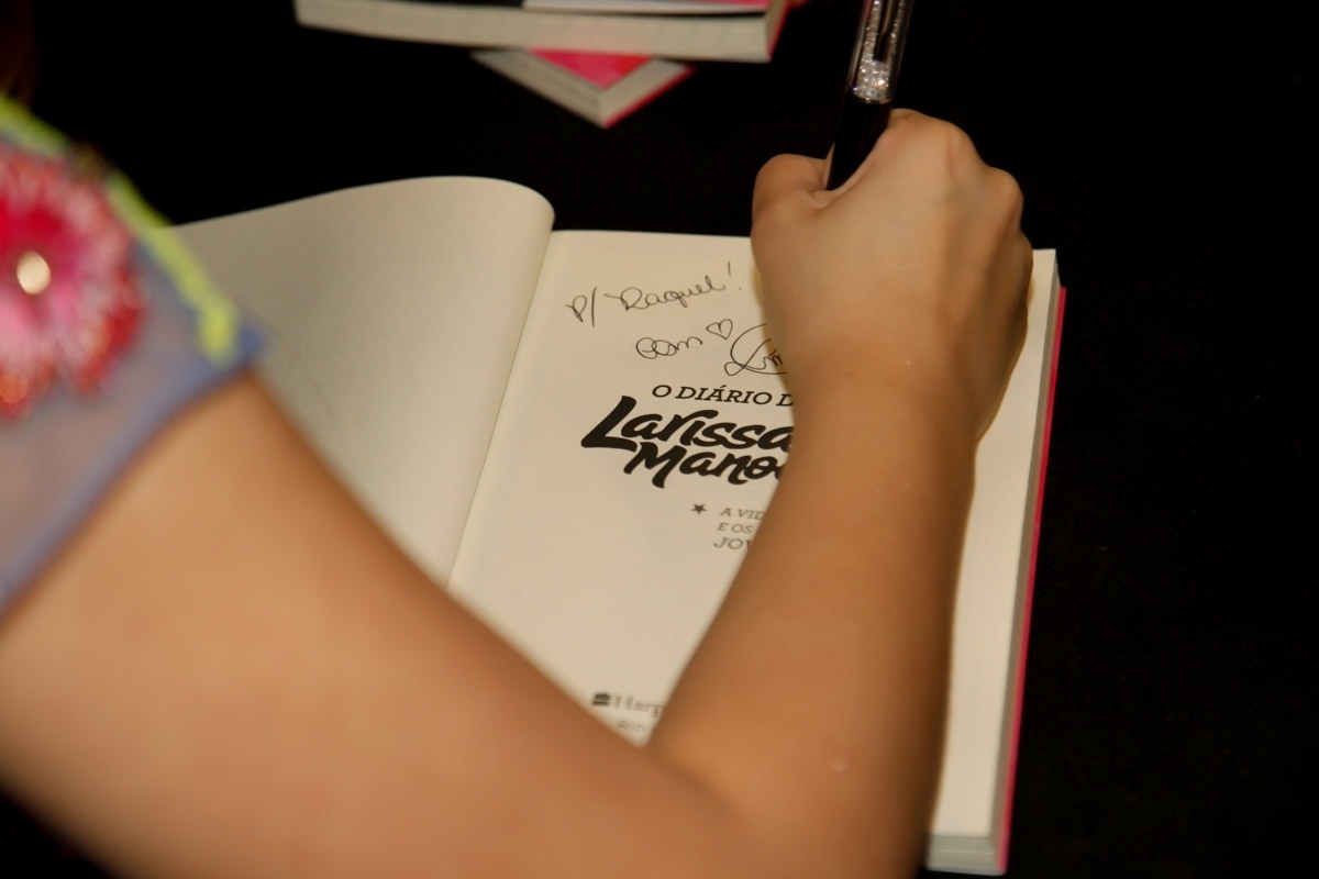26.jun.2016 - Larissa Manoela autografa exemplar do livro "O Diário de Larissa Manoela". A tarde de autógrafos em um shopping na zona sul de São Paulo reuniu uma multidão de fãs da atriz e cantora - Marcos Ribas/Brazil News
