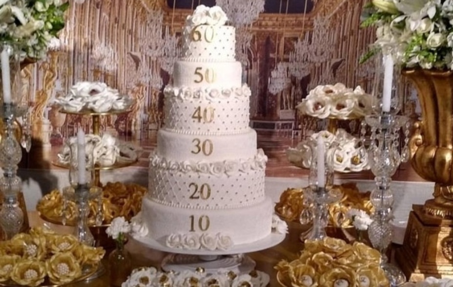 6.jul.2016- A decoradora Letícia Melgaço apostou nas cores branco e dourado. Para celebrar os 60 anos de Solange Couto, um bolo de seis andares e centenas de doces decoraram a mesa - Reprodução/Instagram