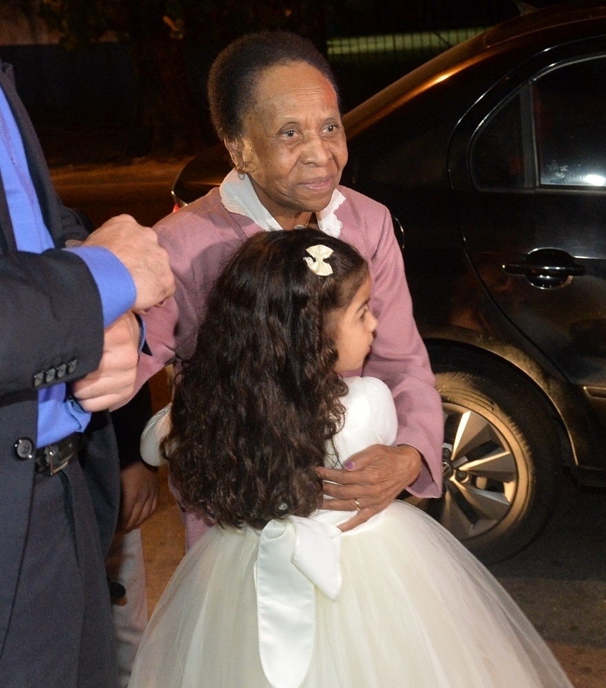 9.jul.2016 - A mãe de Pelé, Dona Celeste, posa para foto ao lado de familiares - Manuela Scarpa e Marcos Ribas/Brazil News