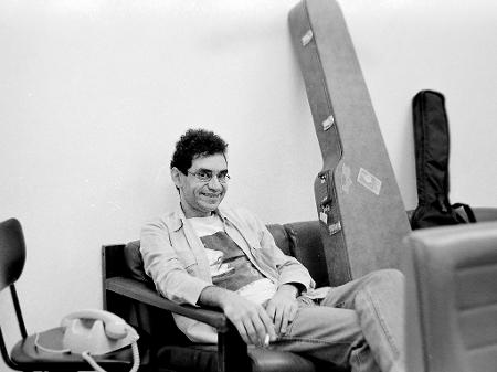 O cantor Renato Russo posa no camarim - Divulgação