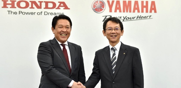 Shinji Aoyama (à esq.), da Honda, cumprimenta Katsuaki Watanabe, da Yamaha - KAZUHIRO NOGI/AFP