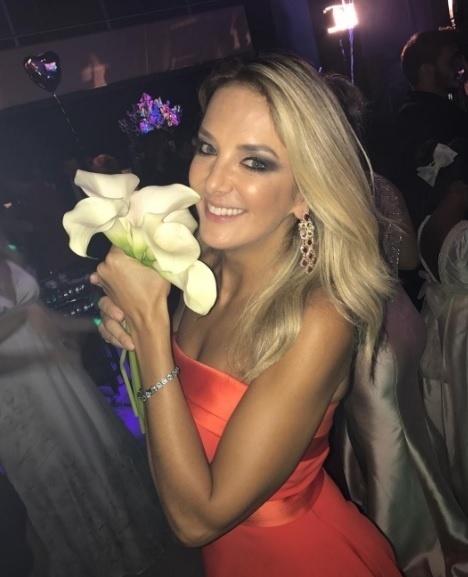 18.out.2016 - Ticiane Pinheiro pega o buquê do casamento de Naiara Azevedo - Reprodução/Instagram/rafavannucci