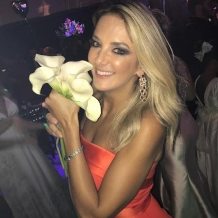 18.out.2016 - Ticiane Pinheiro pega o buquê do casamento de Naiara Azevedo - Reprodução/Instagram/rafavannucci - Reprodução/Instagram/rafavannucci