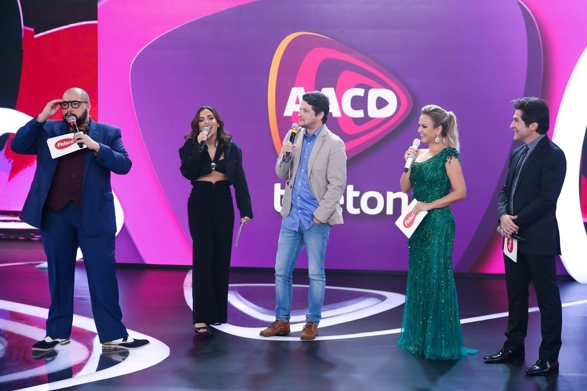 4.nov.2016 - Tiago Abravanel, Anitta, Marcelo Serrado, Eliana e Daniel no primeiro dia da 19ª edição do Teleton - Manuela Scarpa /Brazil News