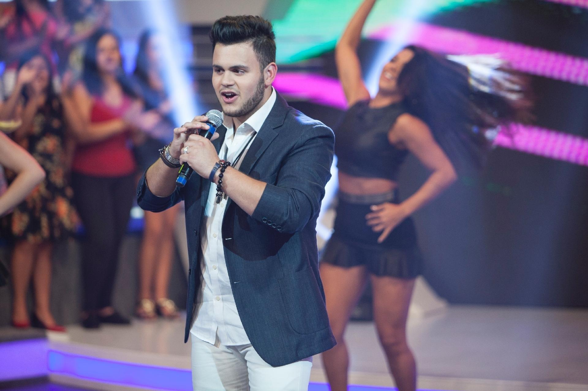 Gretchen reencontrou o filho Gabriel que ela não via há cinco anos no programa "A Hora do Faro". A cantora revelou recentemente em seu canal do Youtube que foi afastada do jovem por causa do pai dele - Edu Moraes/Record TV