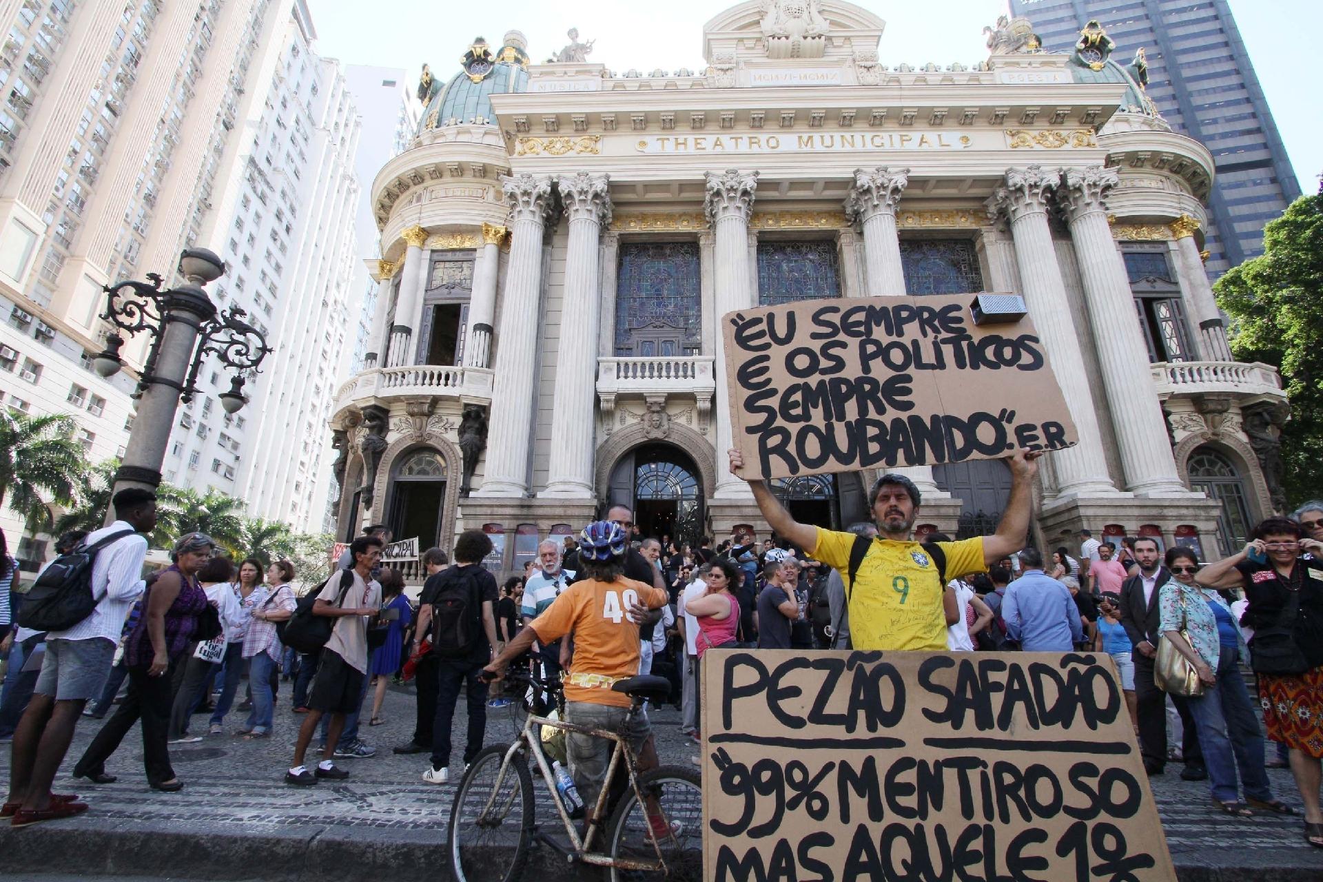 Funcionários do Theatro Municipal do Rio protestam pela falta de pagamento de salários pelo Governo do Estado, na Cinelândia no nesta terça (9) - Clever Felix/Brazil Photo Press/Folhapress