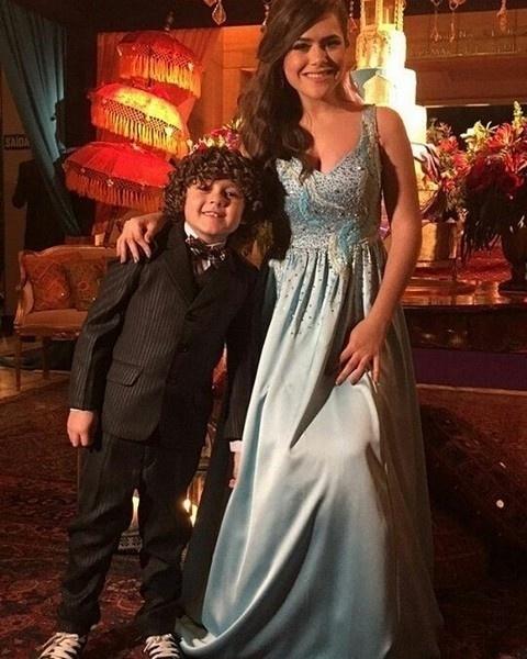 Maisa fez questão de posar com vários colegas do elenco da novela "Carinha de Anjo" - Reprodução/Instagram/@infosmaisasilva