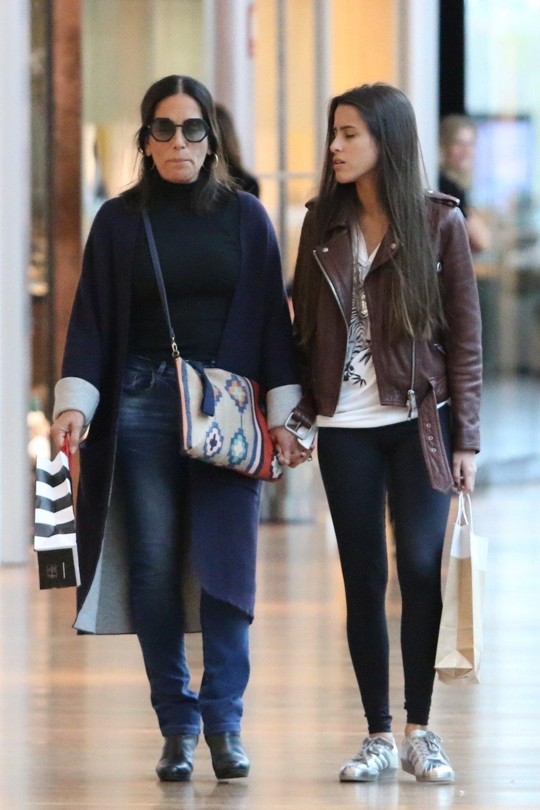 No dia do seu aniversário, Glória Pires aproveitou também para fazer compras. Depois do almoço, ela passeou com a filha Ana por um shopping na Zona Oeste, do Rio de Janeiro. A atriz completou 54 anos - AgNews/Fabio Moreno