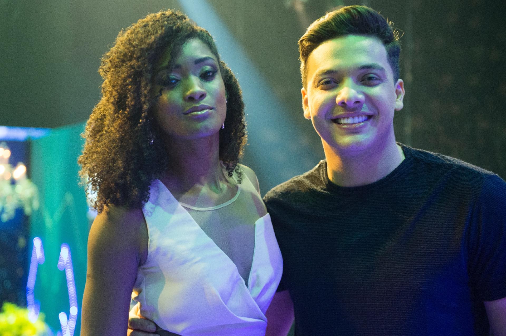 Erika Januza também tietou o cantor nos bastidores de gravação - Raquel Cunha/Globo