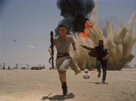 John Boyega e Daisy Ridley em cena de "Star Wars: O Despertar da Força" (2015) - Divulgação