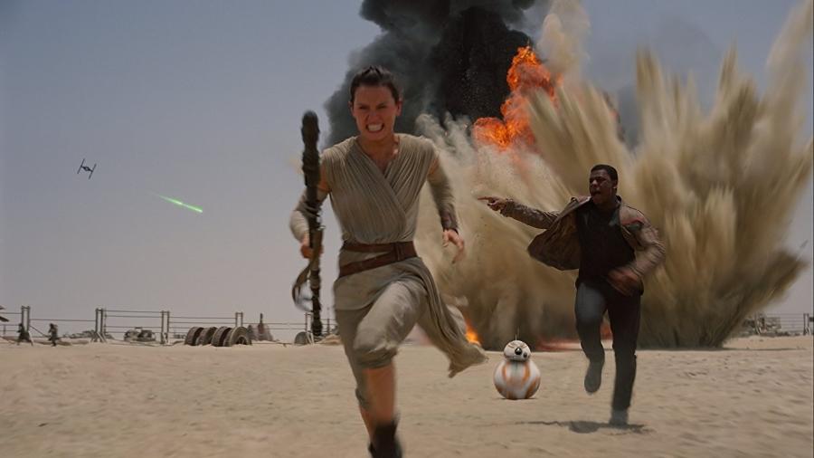 John Boyega e Daisy Ridley em cena de "Star Wars: O Despertar da Força" (2015) - Divulgação