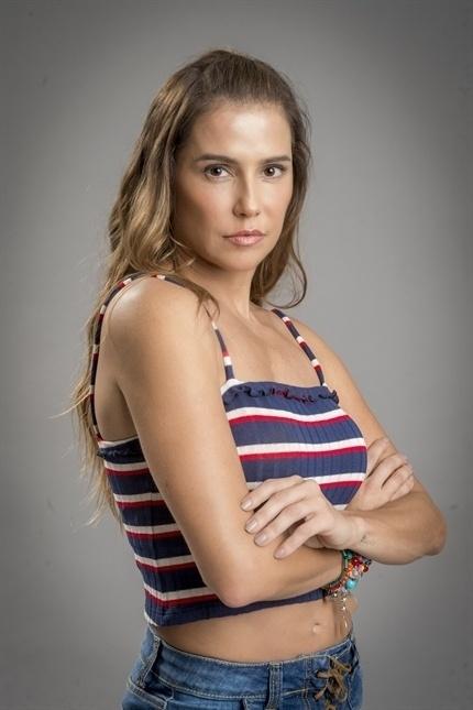 Deborah Secco é Karola, a grande vilã da novela - Globo/João Cotta