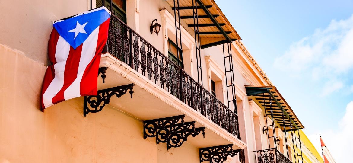 Bandeira de Porto Rico hasteada em rua de bairro histórico da capital - iStock