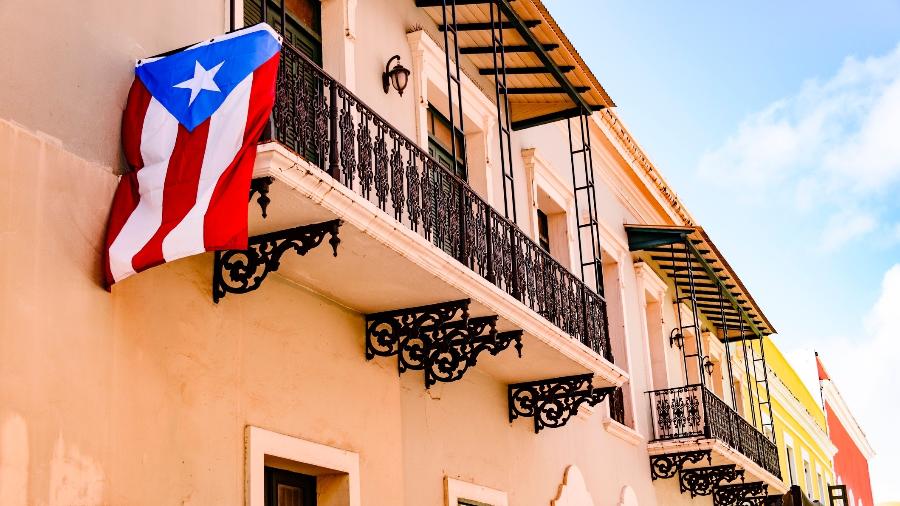 Bandeira de Porto Rico hasteada em rua de bairro histórico da capital - iStock