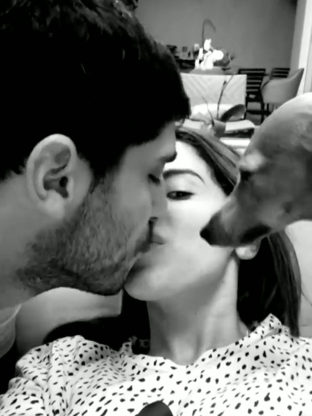 Anitta ganhou carinhos do marido, Thiago, e de Plínio, o cãozinho do casal - Reprodução/Instagram