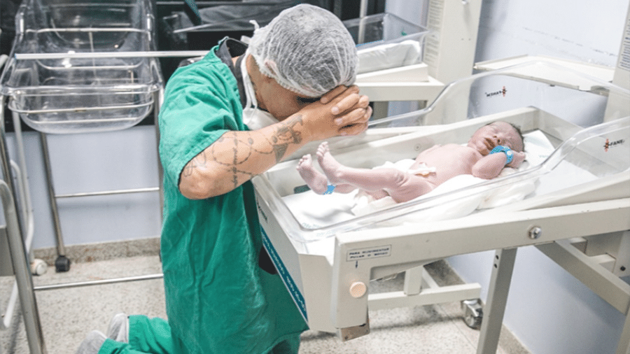 Victor Calmon se ajoelhou diante do nascimento do próprio filho - Janaina Oliveira/Reprodução/Instagram