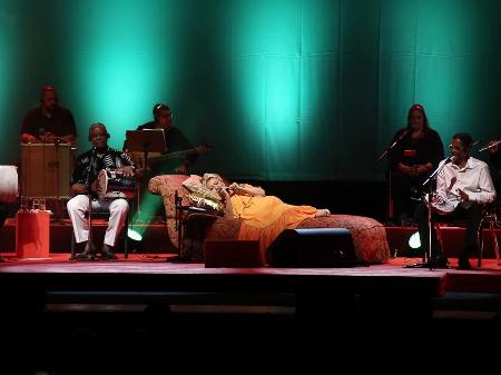 Para aliviar dores na coluna, Beth Carvalho faz show deitada com Fundo de Quintal em São Paulo - Cláudio Augusto/Brazil News