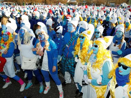 Corrida na lama reúne 3 mil pessoas e Papai Smurf na Alemanha