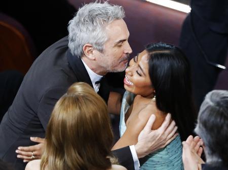 Alfonso Cuarón beija Yalitza Aparicio ao ser anunciado no Oscar - REUTERS/Mike Blake