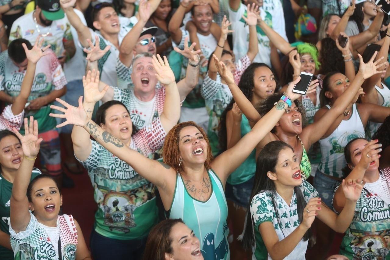Integrantes da Mancha Verde comemoram primeiro título do Carnaval de SP - Ricardo Matsukawa/UOL