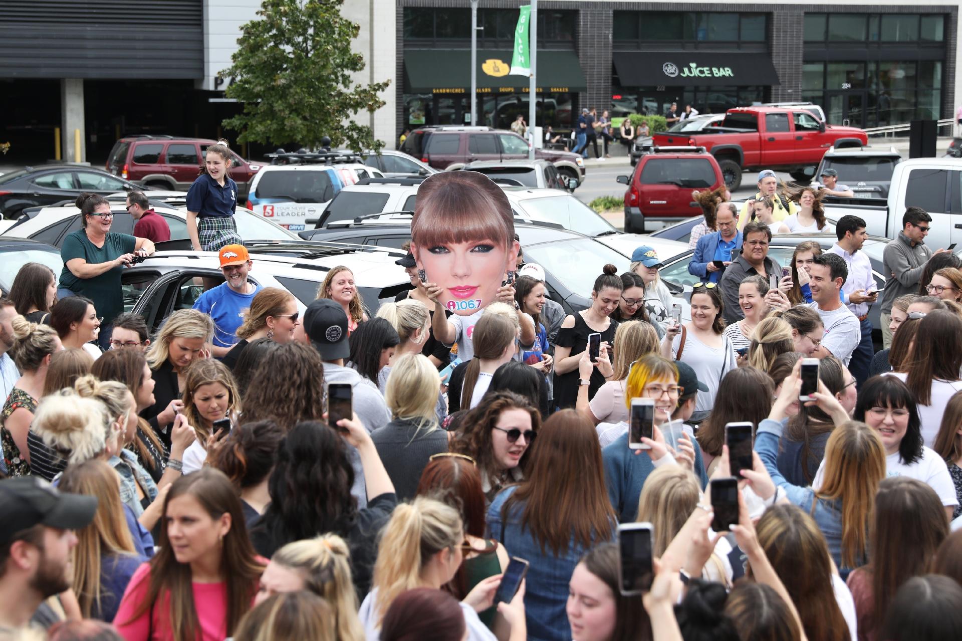 Os fãs foram tão preparados que levaram até máscaras de Taylor Swift para celebrar a presença da artista entre eles - Leah Puttkammer/Getty Images