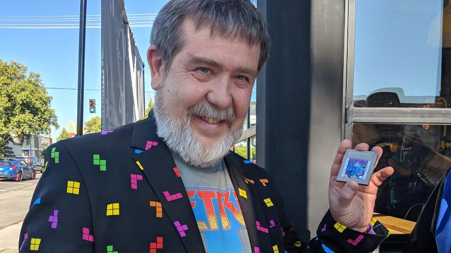 Alexey Pajitnov, criador de "Tetris", autografa cartuchos dos fãs durante comemoração em Los Angeles - Fernanda Ezabella/START