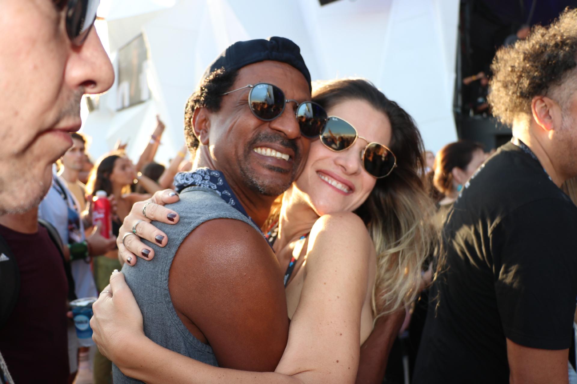 Os atores Luís Miranda e Ingrid Guimarães se abraçam no Rock in Rio 2019 - Rogério Fidalgo/AgNews