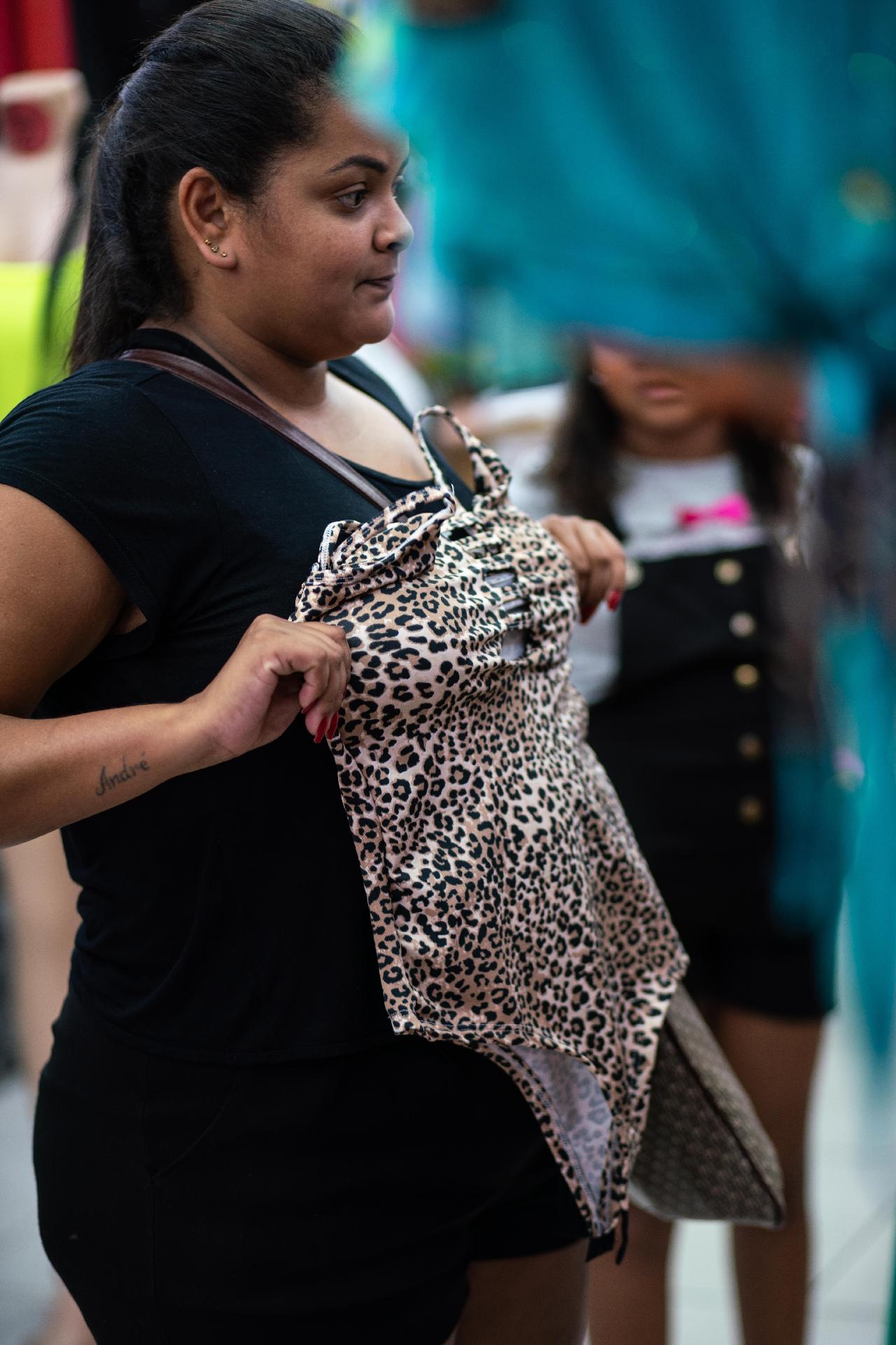 ******INTERNET OUT******* Rio de Janeiro, Rj, BRASIL. 05/01/2020; Fantasias e acessorios no Saara com estampas de animais é tendencia no carnaval deste ano apos a cantora Anitta usar esse tipo de vestimenta em seus shows. ( Foto: Ricardo Borges/UOL) ATENCAO: PROIBIDO PUBLICAR SEM AUTORIZACAO DO UOL - Ricardo Borges/UOL