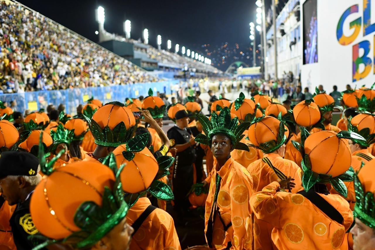 São Clemente se prepara para abrir a segunda noite de desfiles na Sapucaí - Lucas Landau/UOL