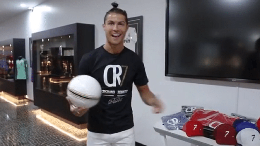 Cristiano Ronaldo em sua loja - Reprodução/Instagram