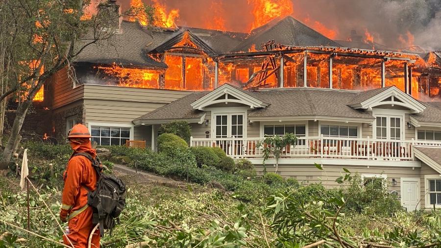 O Restaurant at Meadwood arde em chamas durante incêndio na Califórnia, EUA - Reprodução/Twitter: @adamhousley