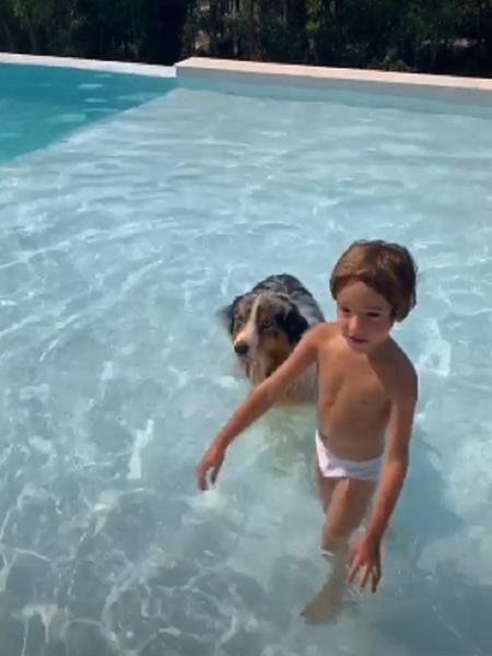 Pawel, três anos, curte piscina com o cão Jack - Reprodução/Instagram