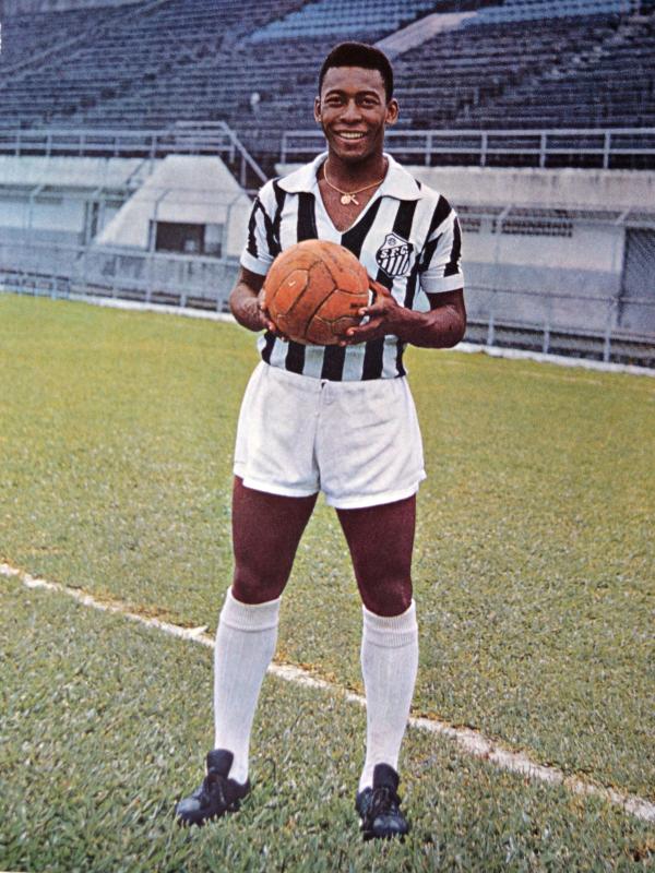 O mito Pelé, que nem sempre ficou perto de uma bola